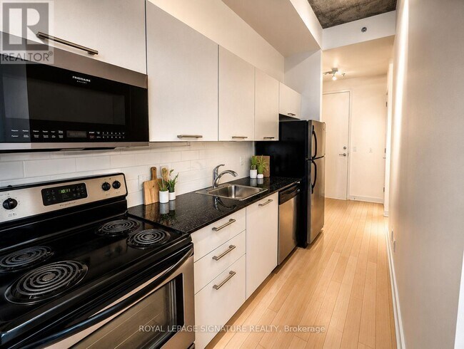 Building Photo - 60 Bathurst St