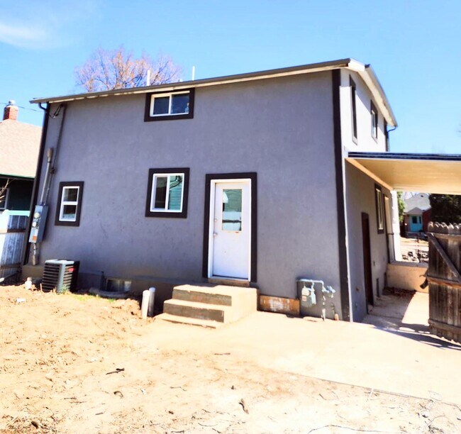 Building Photo - 610 Custer St