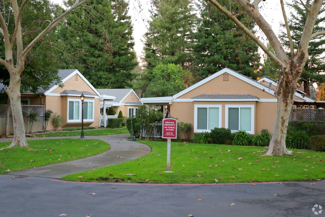 Foto del edificio - Woodbridge Village