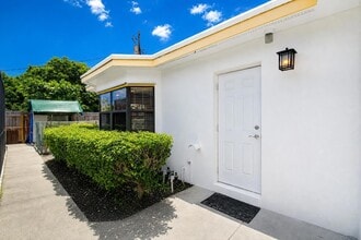 Building Photo - 1316 Date Palm Dr