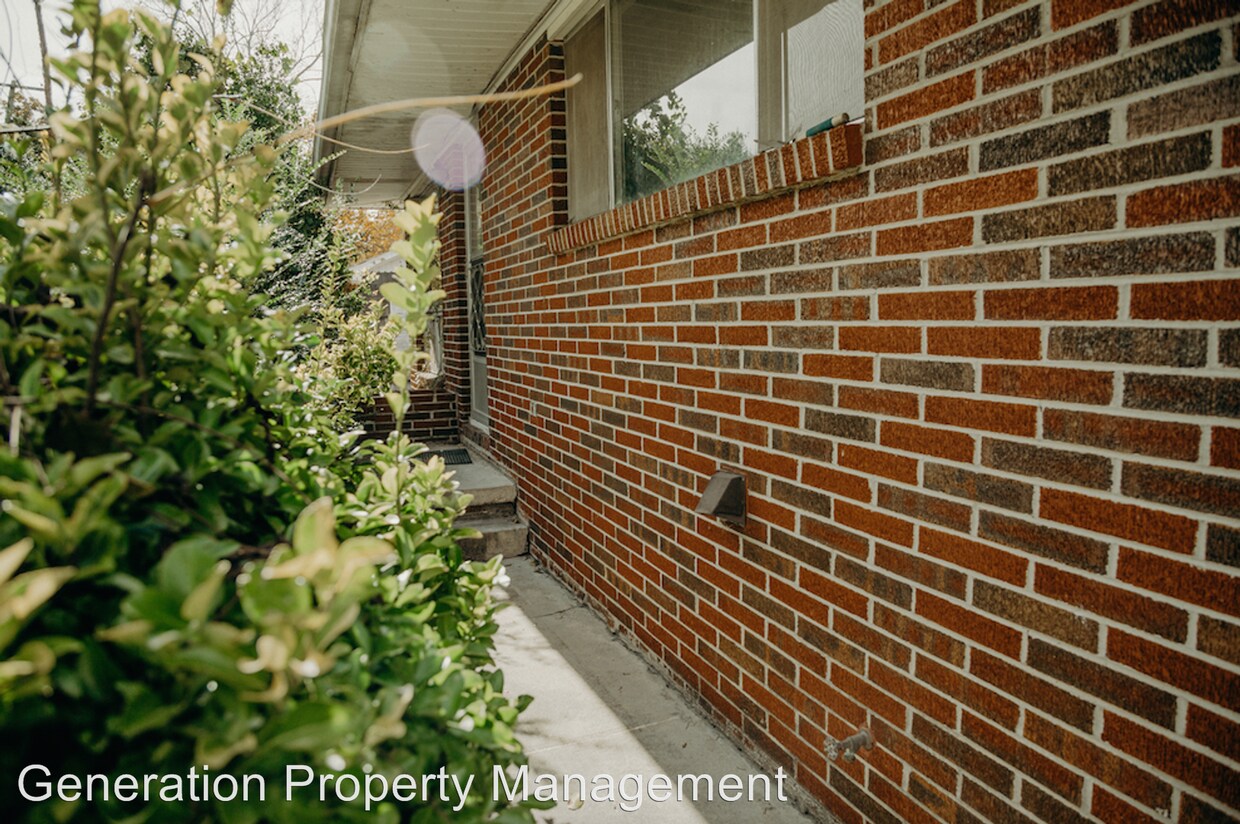 Primary Photo - 933 W Crest Rd