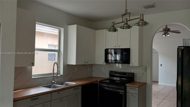 Building Photo - 1037 NE 37th Pl