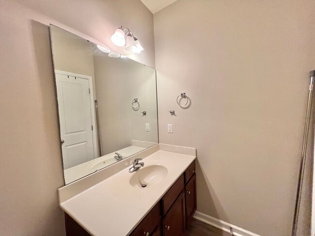 Building Photo - Excellent 4BD, 3.5BA Apex Townhome Near Do...