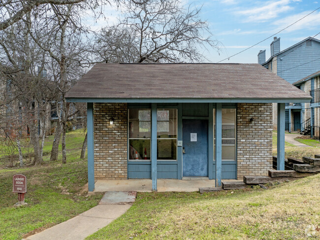 Laundry Facility and Mail Room - Windwood Apartments