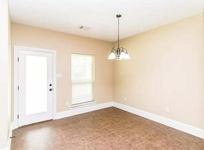 Dining - 42448 Blythwood Blvd