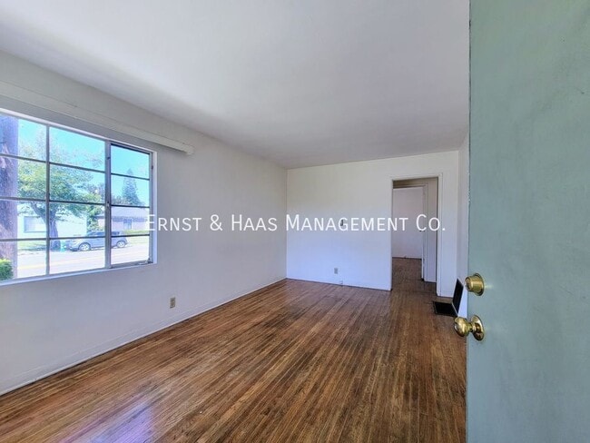 Building Photo - Lovely 2 Bedroom Duplex  Unit with 1 Car G...