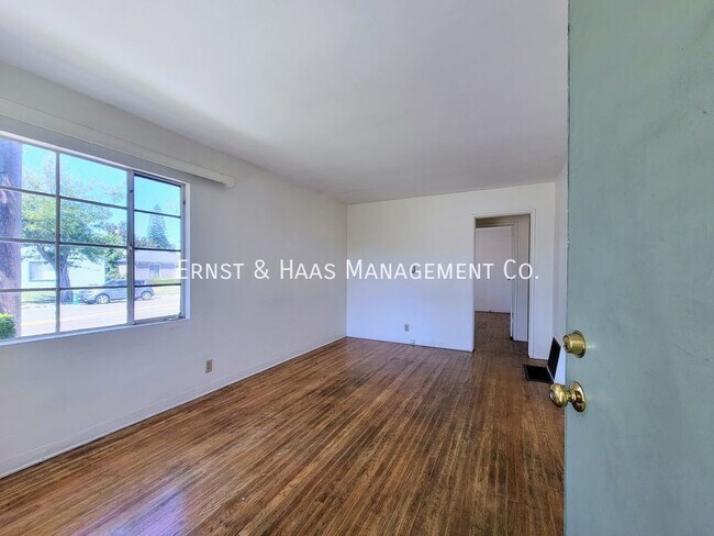 Foto del edificio - Lovely 2 Bedroom Duplex  Unit with 1 Car G...