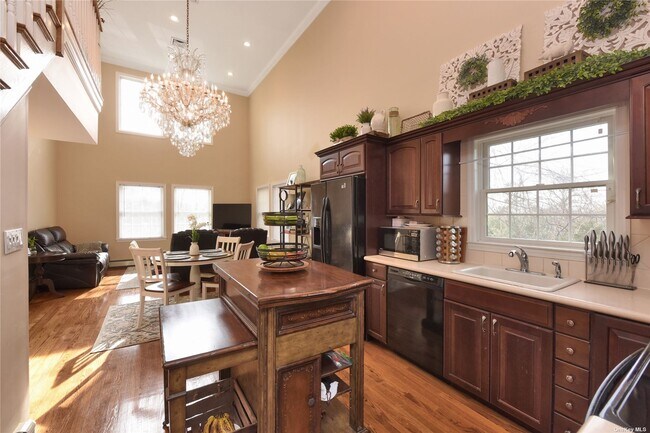 Foto del edificio - 439 Wolf Hill Rd