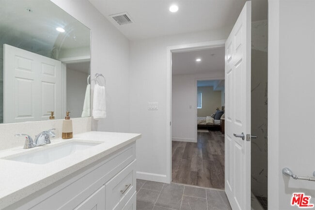 Building Photo - 850 S Gramercy Pl