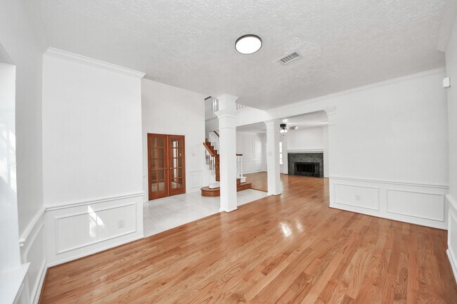 Foto del edificio - 15919 Lake Lodge Dr