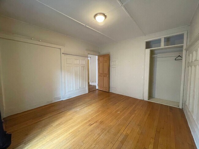 Foto del edificio - 4bd/2Ba with Separate Offices (or Storage Rooms) Attached to Bedrooms; Heat/Hot Water Included!