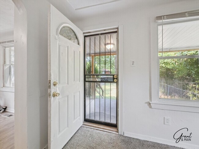 Foto del edificio - $1200 3 bedroom bungalow