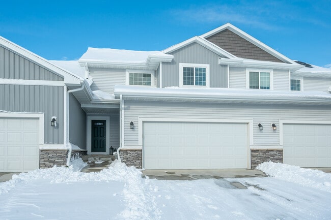 Building Photo - 9649 Crowning Dr