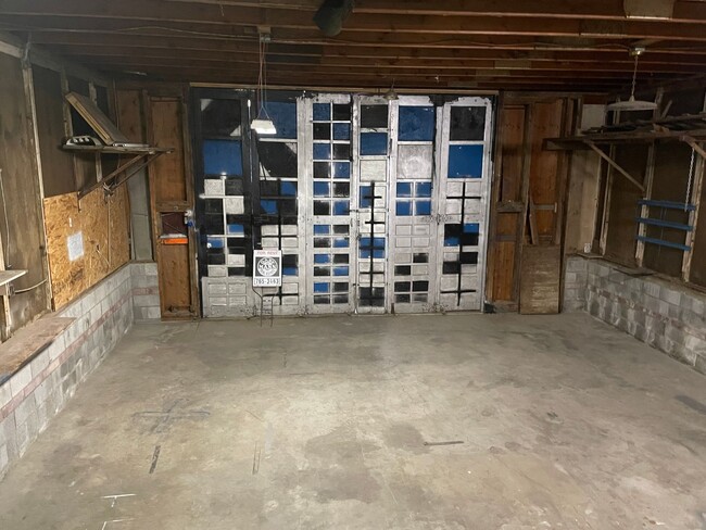 Building Photo - Duplex for Rent With Huge Attached Shop!! ...
