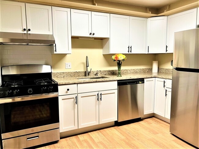 Newly renovated Eat-in kitchen - 9870 Bellcrest Rd