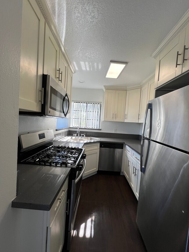 Building Photo - Chateau Emelita Apartments