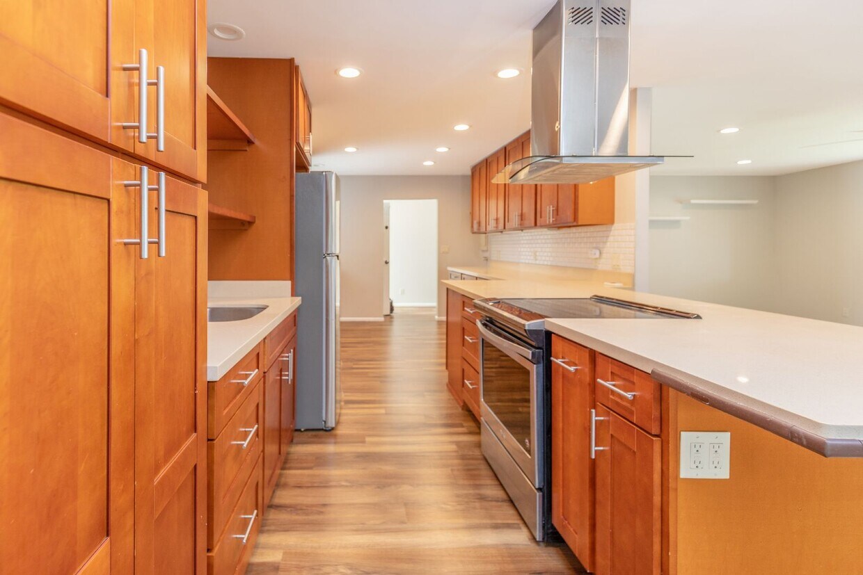 Foto principal - Large 4 Bedroom 3 Bath Alii Shores SFH