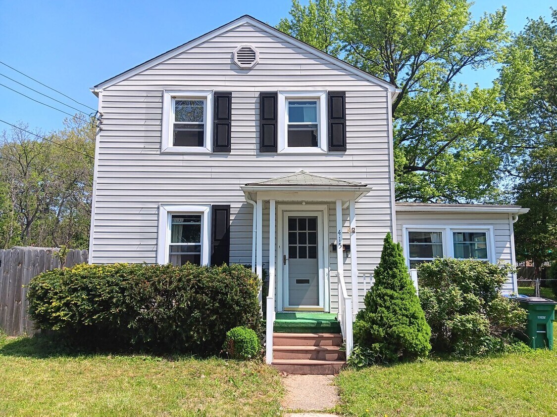 Foto principal - 2 Bedroom, 1 Bath Single Family Home on Cu...