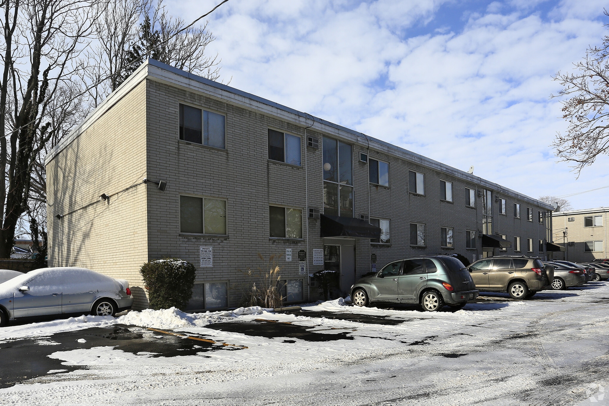 Parkway Arms Apartment – photo 3