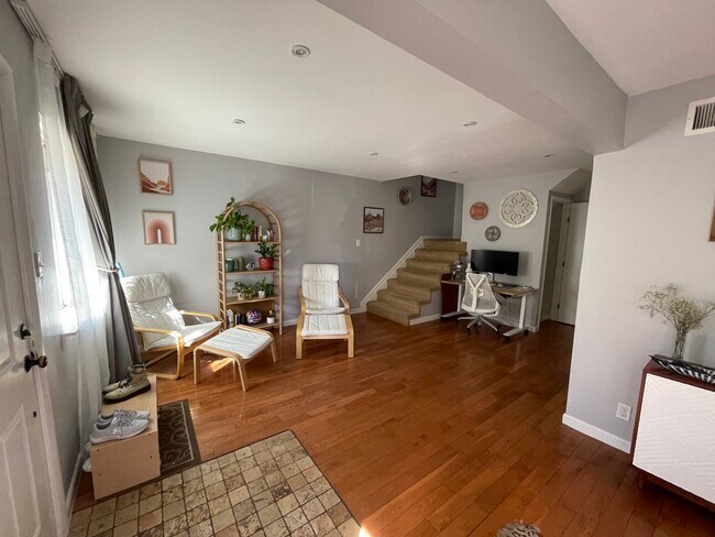 Área de estar principal - 1145 S Oneida St