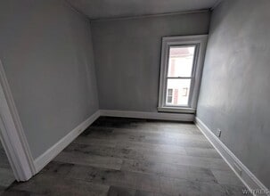 Building Photo - 627 Deer St