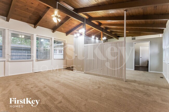 Foto del edificio - 4913 Victoria Rd