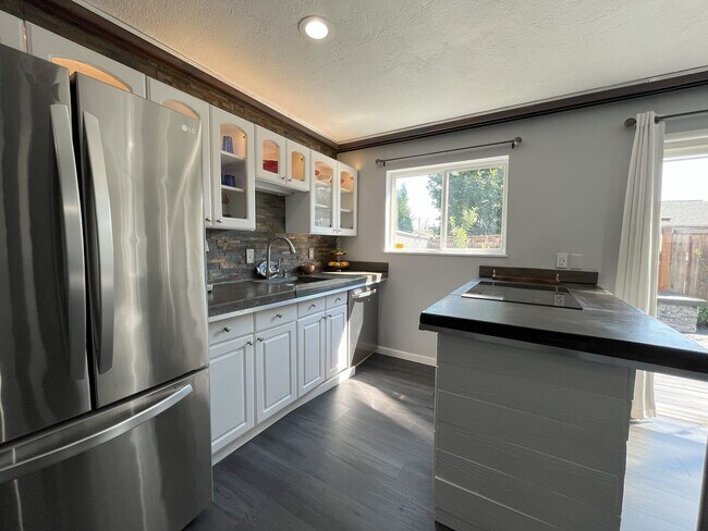 Foto del edificio - Charming 3-Bedroom Home with Custom Crafts...