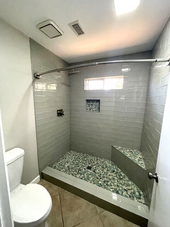 Foto del edificio - 1525 W Country Club Ln