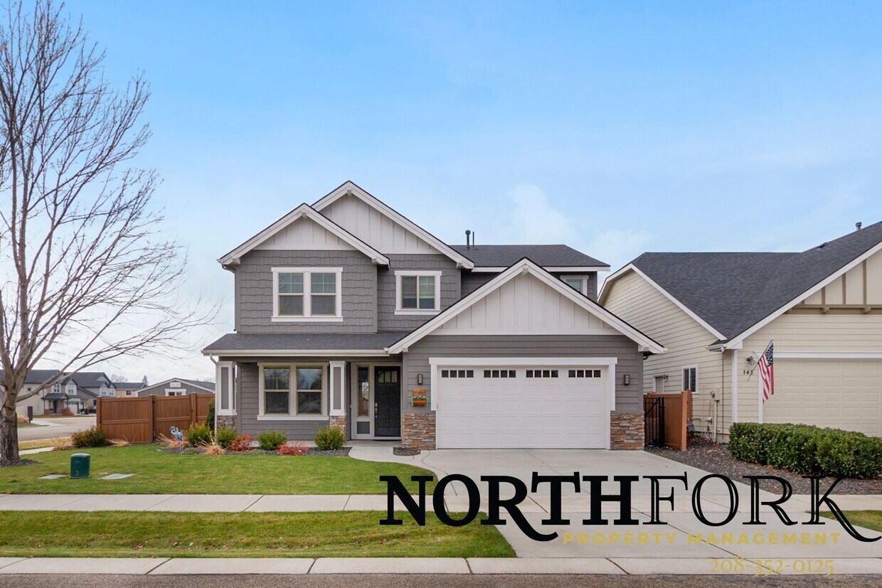 Foto principal - Perfectly located Star home within walking...