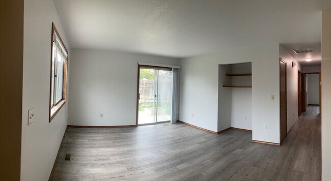 Foto del edificio - Duplex In Quiet Neighborhood