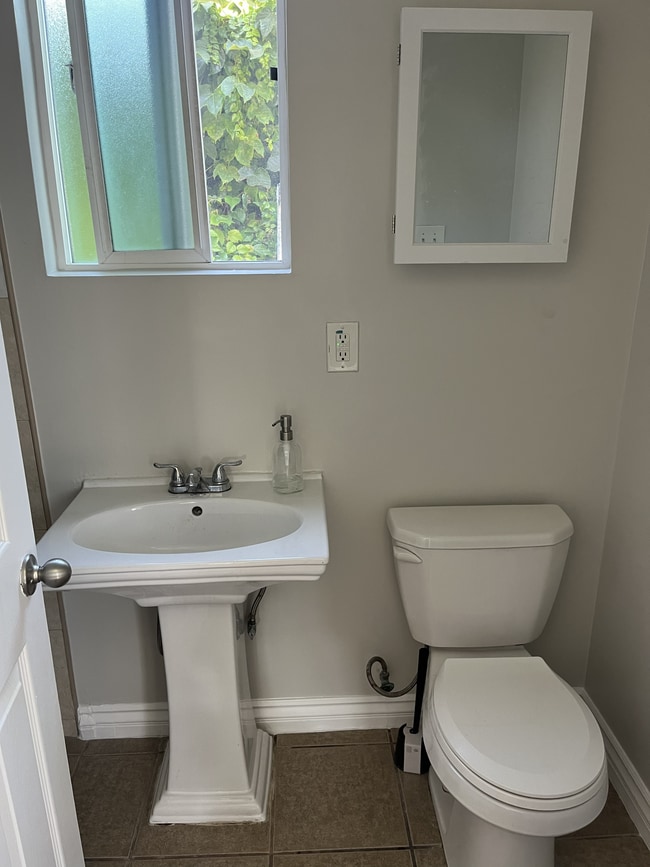 Baño - 834 W 106th St