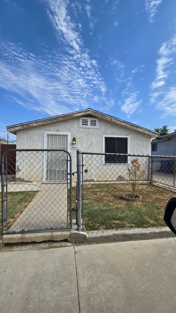 Building Photo - 216 1/2 E Warren Ave