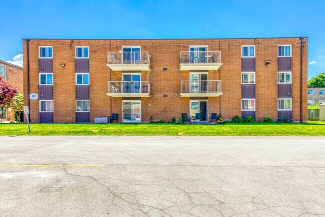 Photo du bâtiment - Henley &amp; Cypress Gardens Apartments
