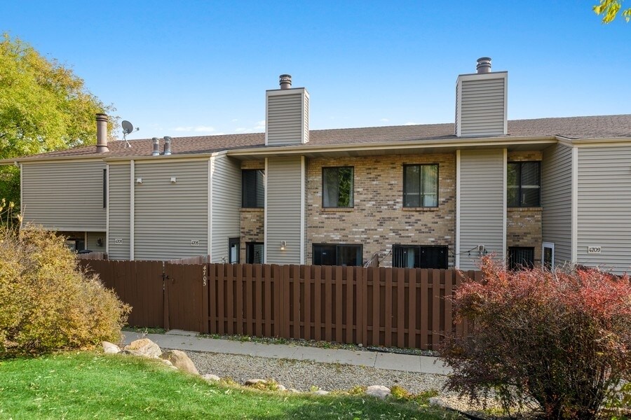 Welcome to this conveniently located townhome near West End - 4705 Cedar Lake Rd S