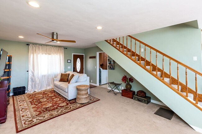 Building Photo - **VIEWS VIEWS VIEWS!** **ELEVATOR**CLOSE T...