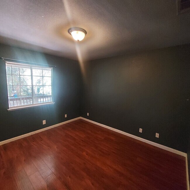 Building Photo - Beautiful Location! Spacious 3 bedroom, 2 ...