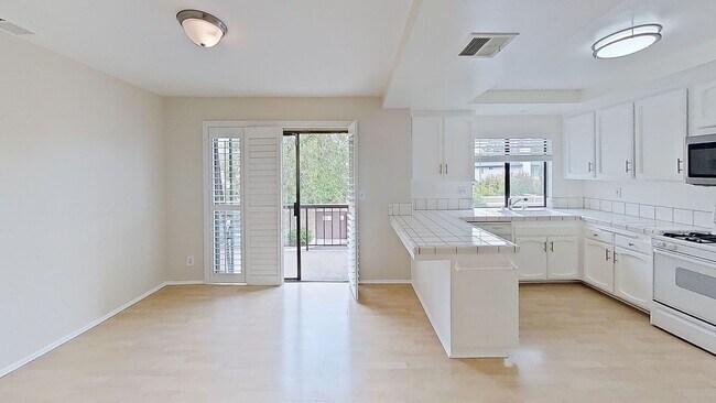 Building Photo - 2/Bedroom Townhome in West Hills!