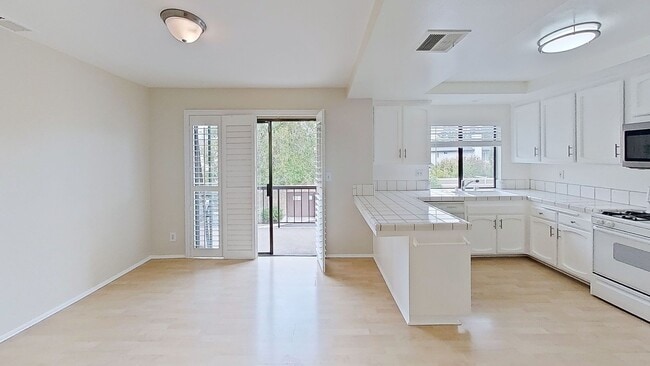 Foto del edificio - 2/Bedroom Townhome in West Hills!