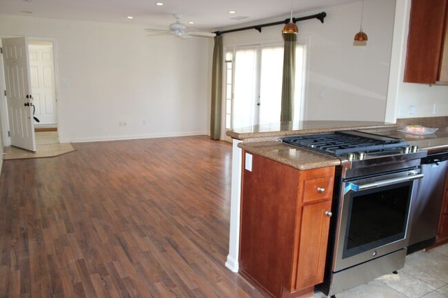 Building Photo - 1 Bedroom Condo in Mission Hills