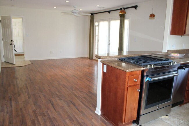 Foto del edificio - 1 Bedroom Condo in Mission Hills