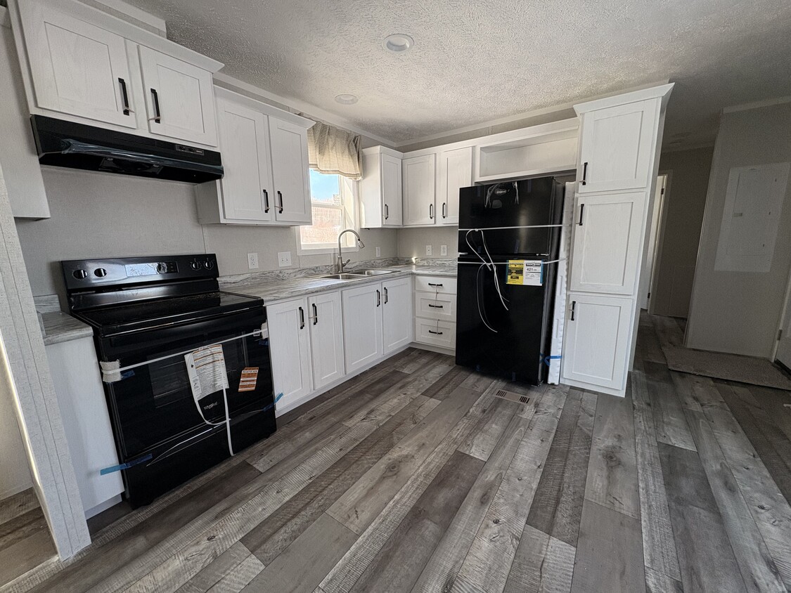 Building Photo - 248 Pond Rd