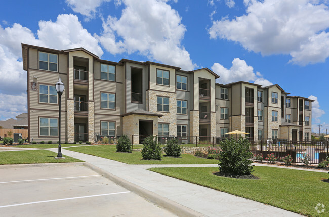 Building Photo - The Curve at Crescent Pointe