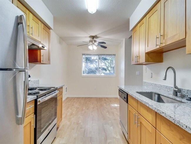 Cascade Woods Apartments, Aloha OR, Kitchen - Cascade Woods Apartments