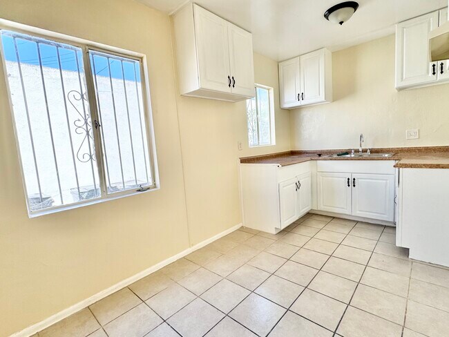 Foto del edificio - 2613 W Imperial Hwy