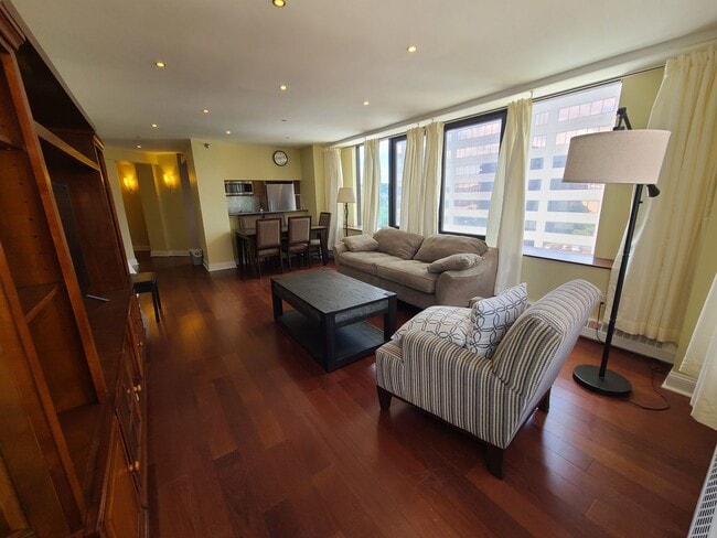 Building Photo - Seasons Condominium