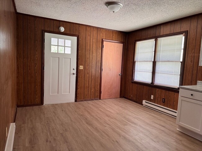 Foto del edificio - 3 bed, 1 bath brick home located in Troy