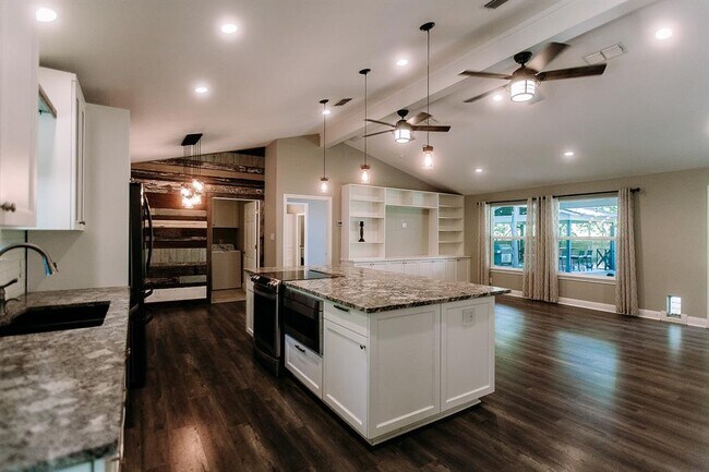 Building Photo - 9808 Lonsdale Dr