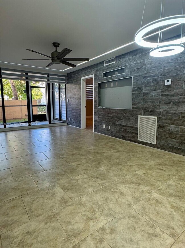 Foto del edificio - 8437 Forest Hills Dr