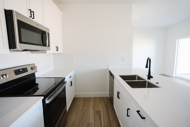 Foto del edificio - 6051 Silver Birch Ln