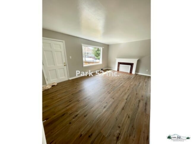 Building Photo - 2520 Sunset Dr W